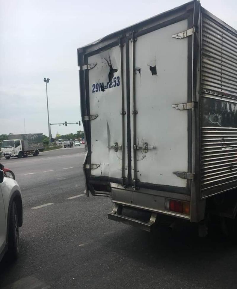 Chiếc ô tô tải bị thủng cửa khoang hàng phía sau
