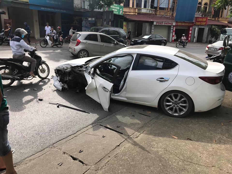 T&uacute;i kh&iacute; b&ecirc;n trong chiếc Mazda3 bung ra