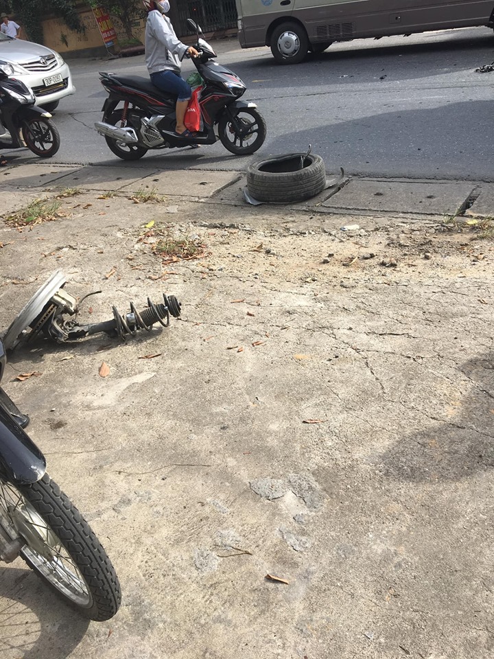 Lốp v&agrave; v&agrave;nh của b&aacute;nh trước văng ra từ chiếc Mazda3