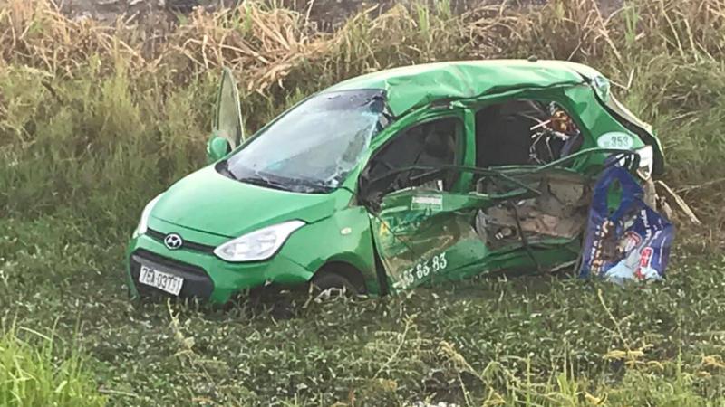 Chiếc taxi Mai Linh bẹp d&uacute;m sau c&uacute; t&ocirc;ng của t&agrave;u hỏa