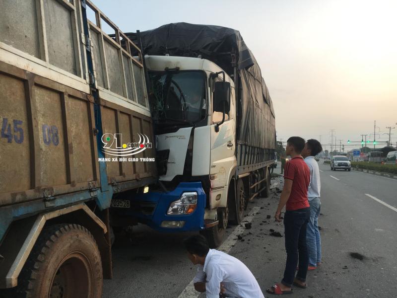 Hai chiếc &ocirc; t&ocirc; tải d&iacute;nh chặt v&agrave;o nhau tại hiện trường