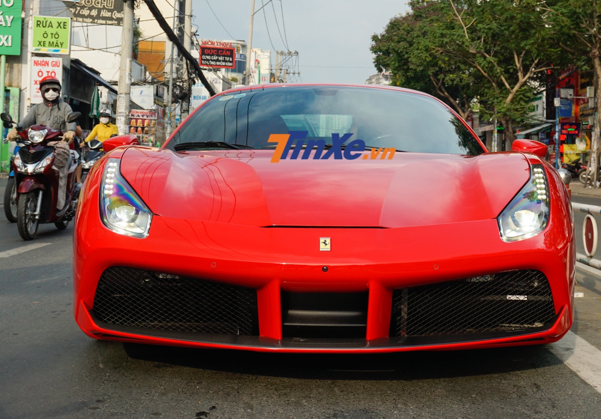 Si&ecirc;u xe Ferrari 488 GTB của Tuấn Hưng lần đầu lăn b&aacute;nh tr&ecirc;n đường phố sau tai nạn kh&ocirc;ng may v&agrave;o th&aacute;ng 10/2018