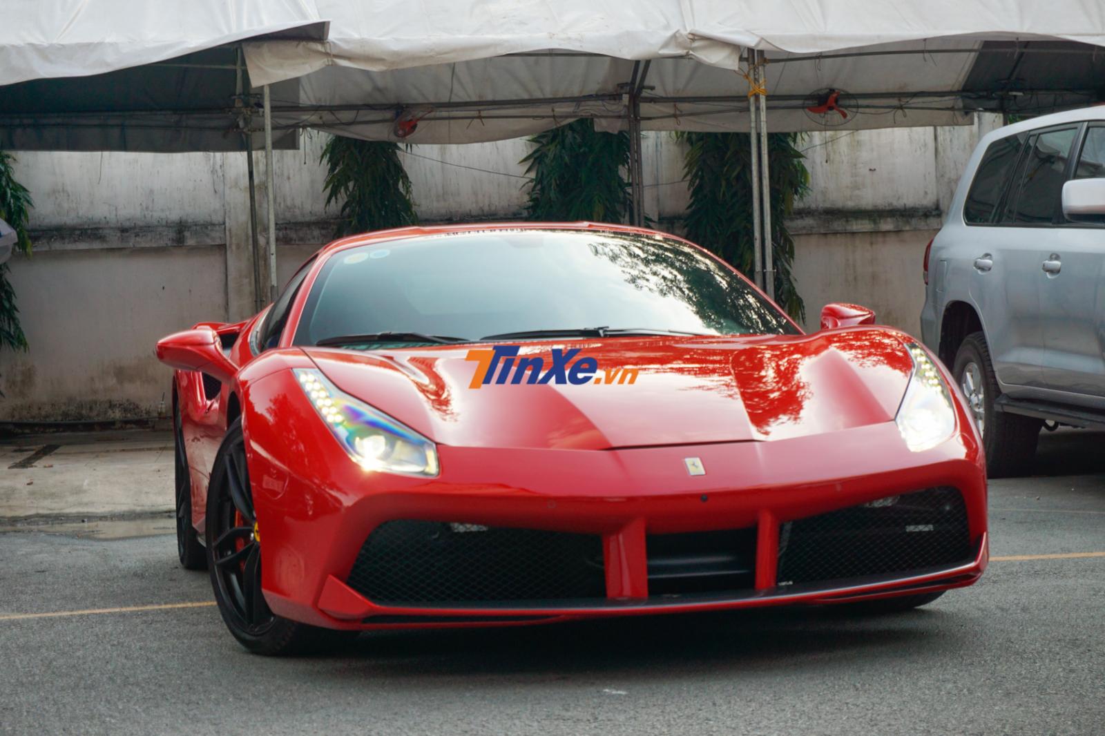 Si&ecirc;u xe Ferrari 488 GTB được giao đến một chung cư tại quận 4 cho Tuấn Hưng trong chiều ng&agrave;y 13/7/2019