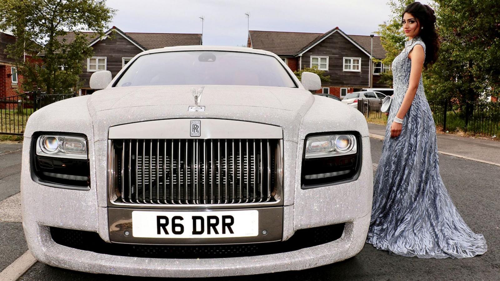 Isha Sanah Akhtar b&ecirc;n cạnh chiếc xe si&ecirc;u sang Rolls-Royce Ghost phủ 4 triệu vi&ecirc;n pha l&ecirc; Swarovski