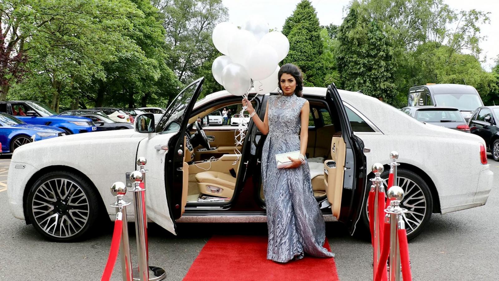 Nữ sinh 16 tuổi g&acirc;y sốc khi đến buổi dạ hội tốt nghiệp bằng Roll Royce Ghost nạm hơn 4 triệu vi&ecirc;n pha l&ecirc; Swarovski