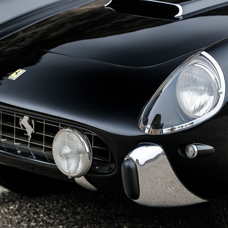 Chiếc Ferrari 250 GT Series I Cabriolet này do chính hãng thiết kế Pininfarina trang điểm thêm và trên thế giới chỉ có 4 siêu xe may mắn như thế