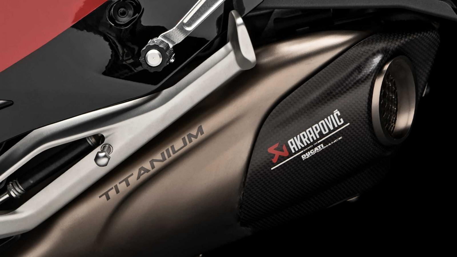 Hệ thống ống xả độ Akrapovic bằng titan
