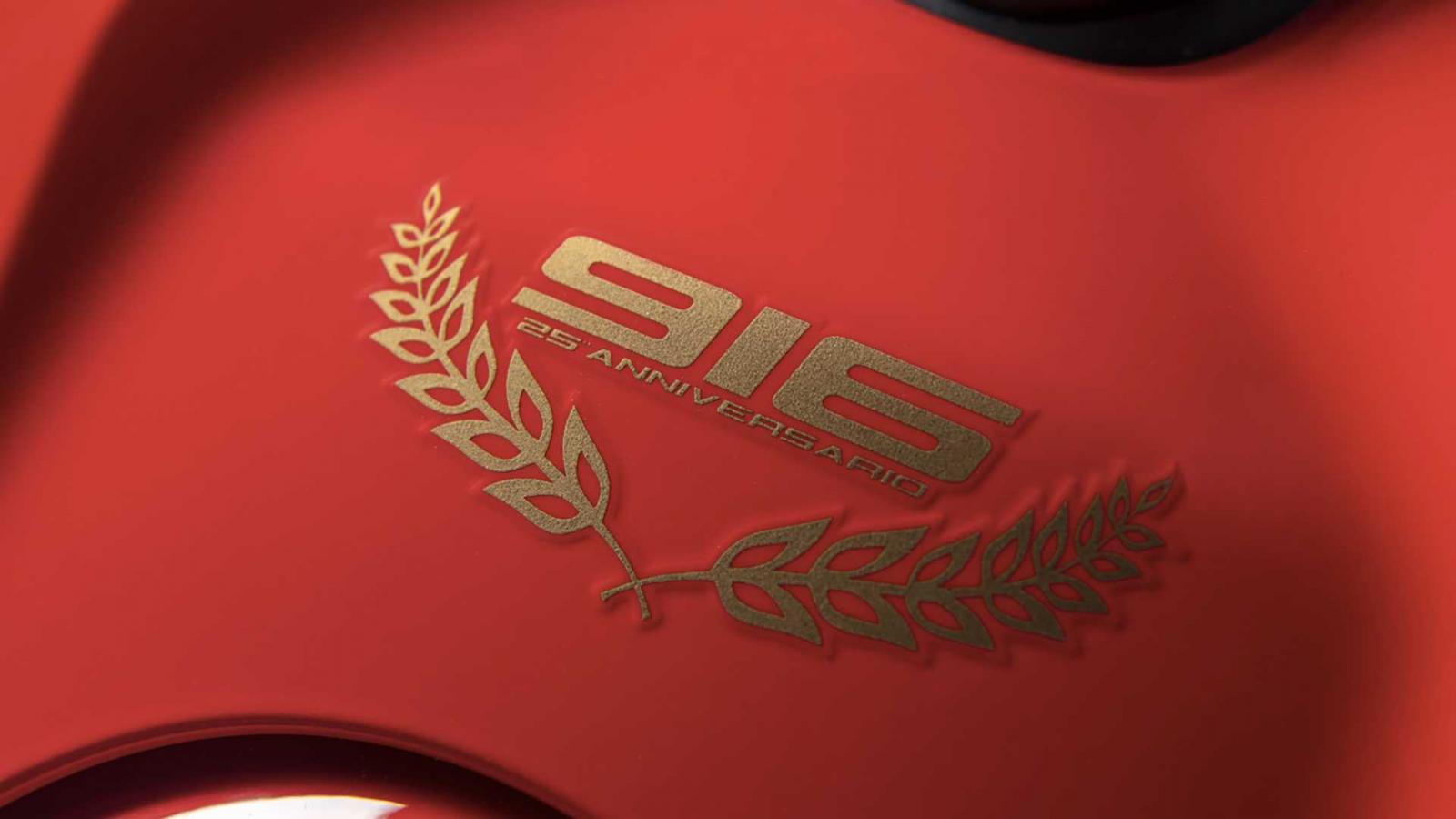 Logo bản kỷ niệm trên bình xăng