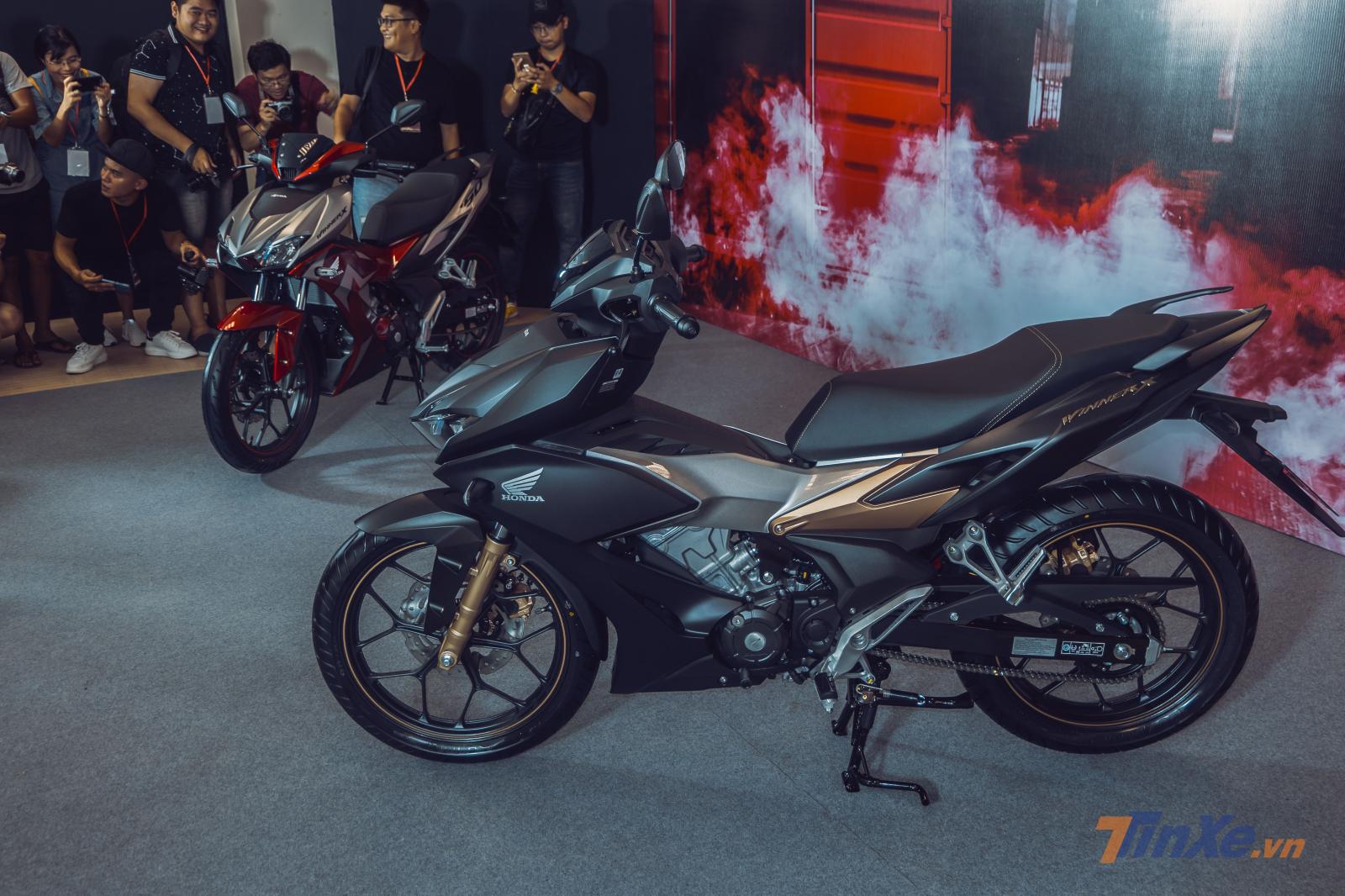 Cặp đ&ocirc;i mang m&agrave;u đen nh&aacute;m v&agrave; đỏ x&aacute;m của Honda Winner X
