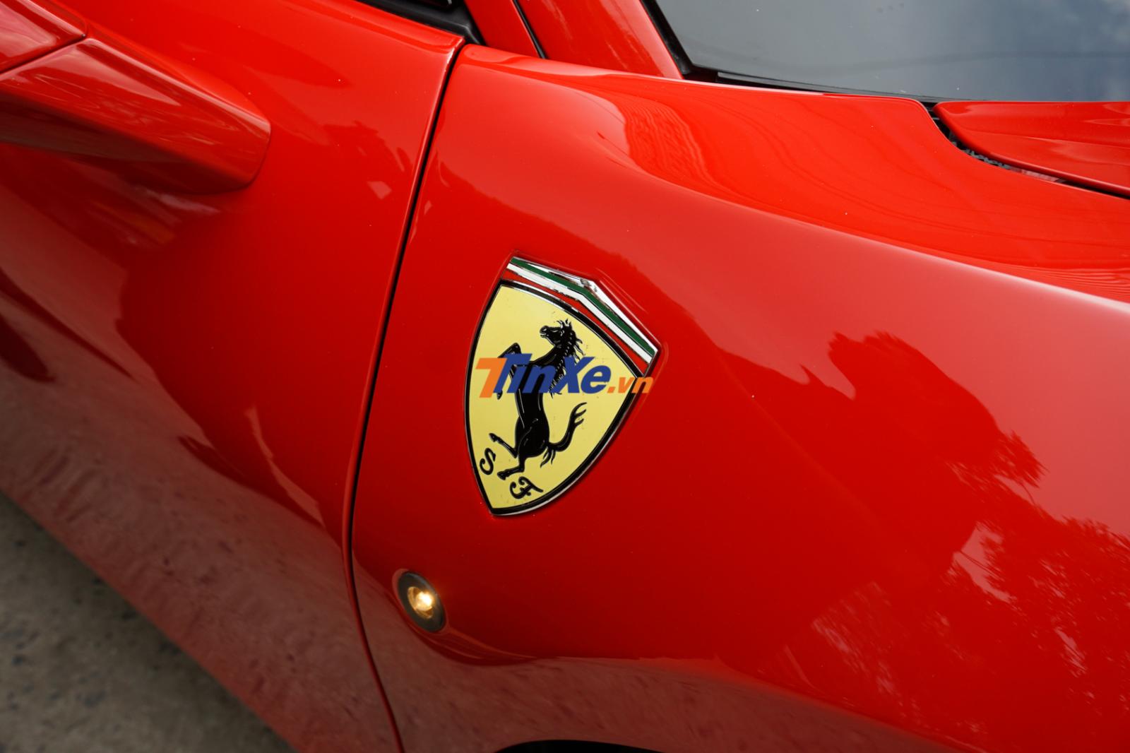 Logo ngựa chồm b&ecirc;n h&ocirc;ng si&ecirc;u xe Ferrari 488 GTB của Tuấn Hưng