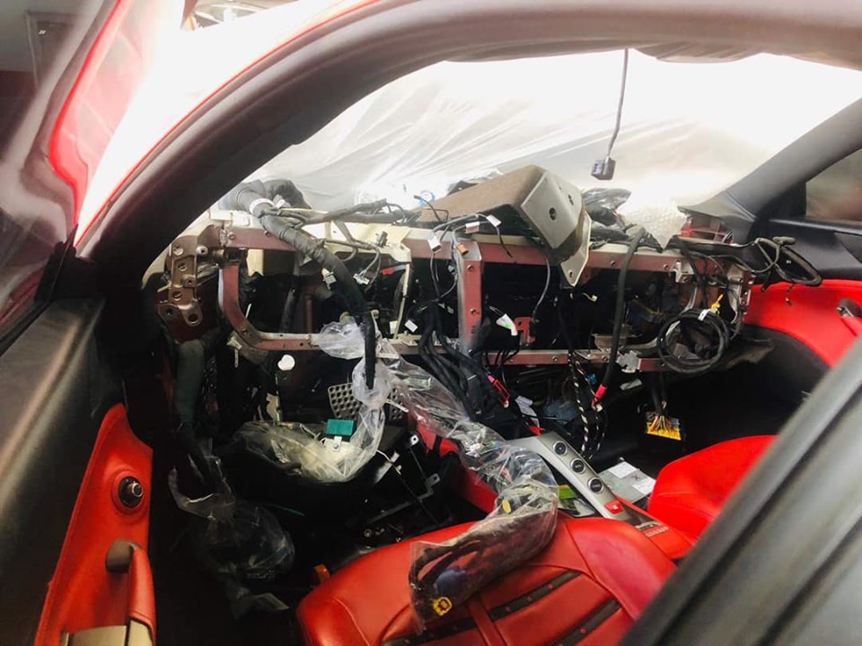 Nội thất si&ecirc;u xe Ferrari 488 GTB của Tuấn Hưng trong qu&aacute; tr&igrave;nh sửa chữa