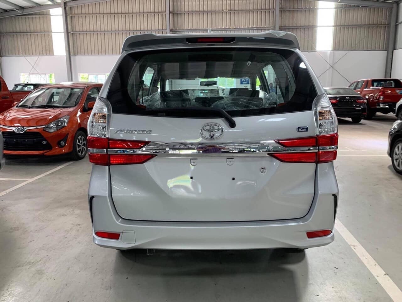 Khu vực đuôi sau có thiết kế tương đồng với Toyota Alphard (Ảnh: Jay)
