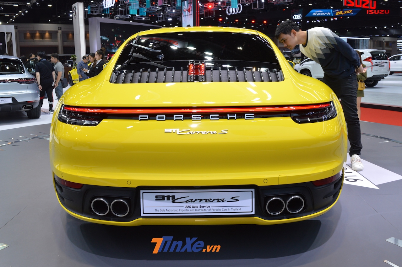 Vẻ đẹp của Porsche 911 Carrera S thế hệ thứ 8 nhìn từ đuôi xe