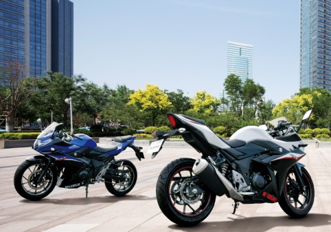 Suzuki GSX250R có hai tùy chọn màu sắc là Xanh Đen và Trắng Đen