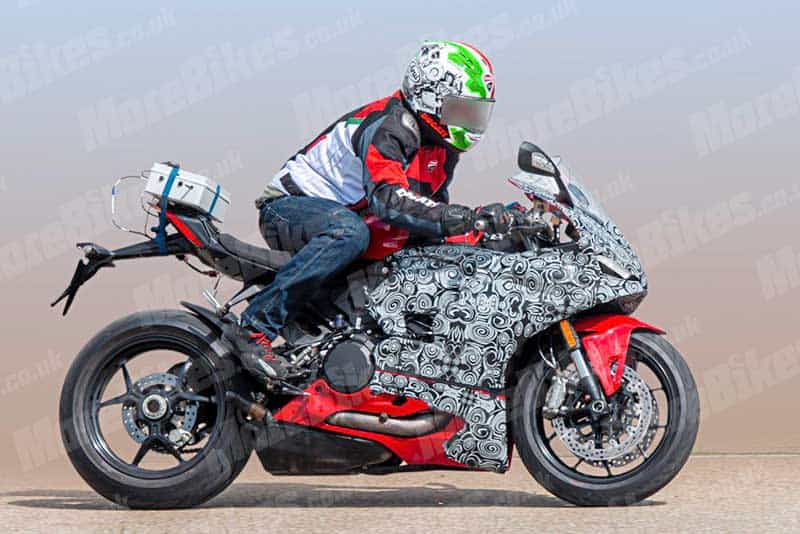 Ducati Panigale V2 SuperSport 2020 thừa hưởng nhiều trang bị của b&agrave;n anh V4