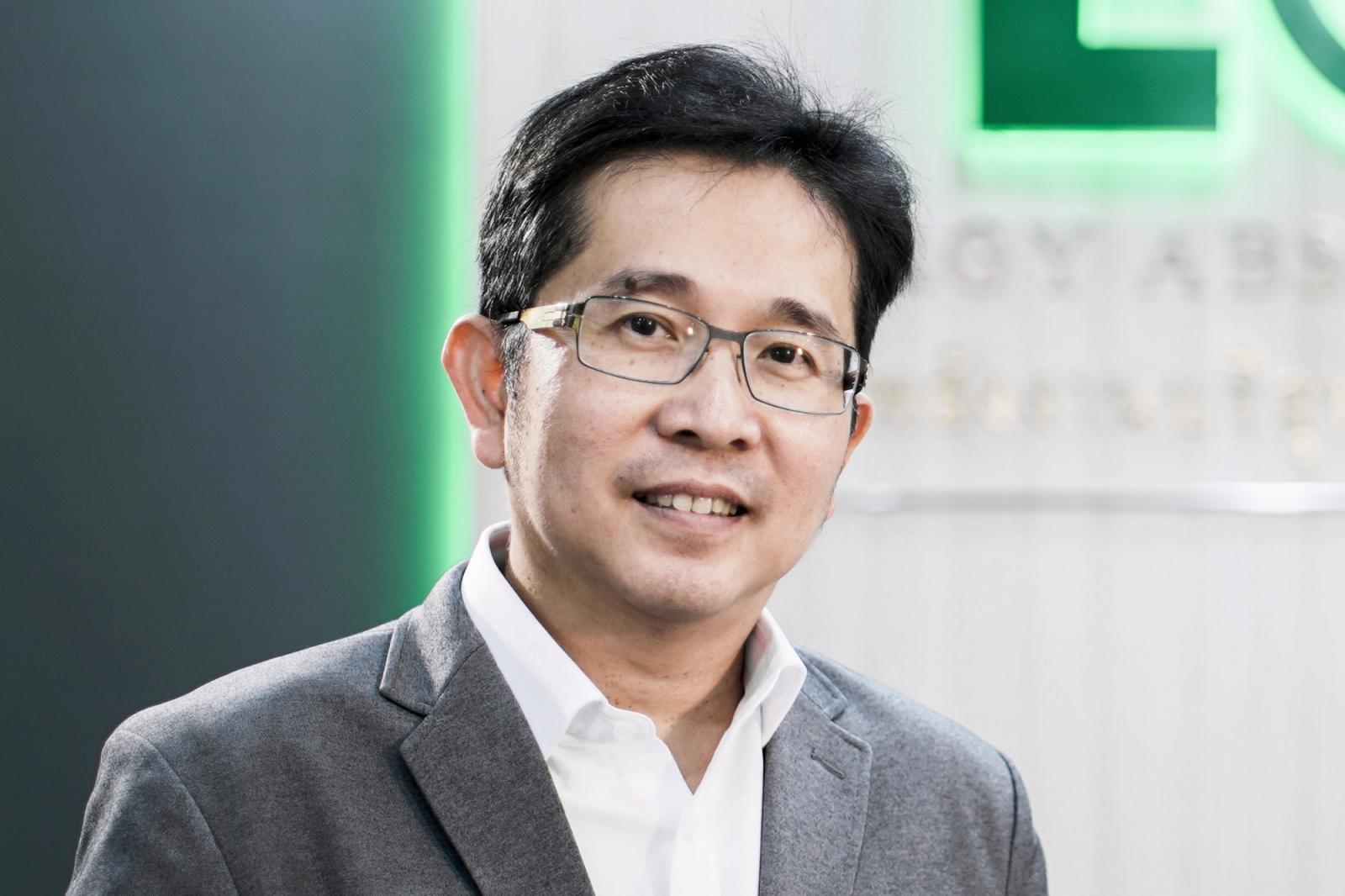 &Ocirc;ng Somphote Ahunai, nh&agrave; s&aacute;ng lập v&agrave; CEO của Energy Absolute Pcl