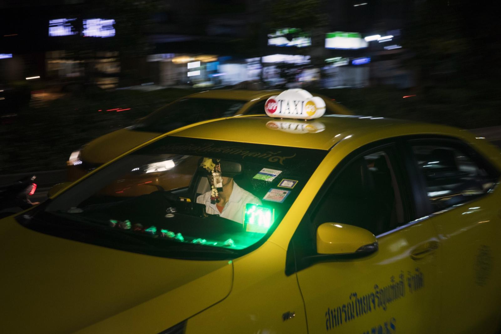 Taxi l&agrave; mục ti&ecirc;u ban đầu của Energy Absolute
