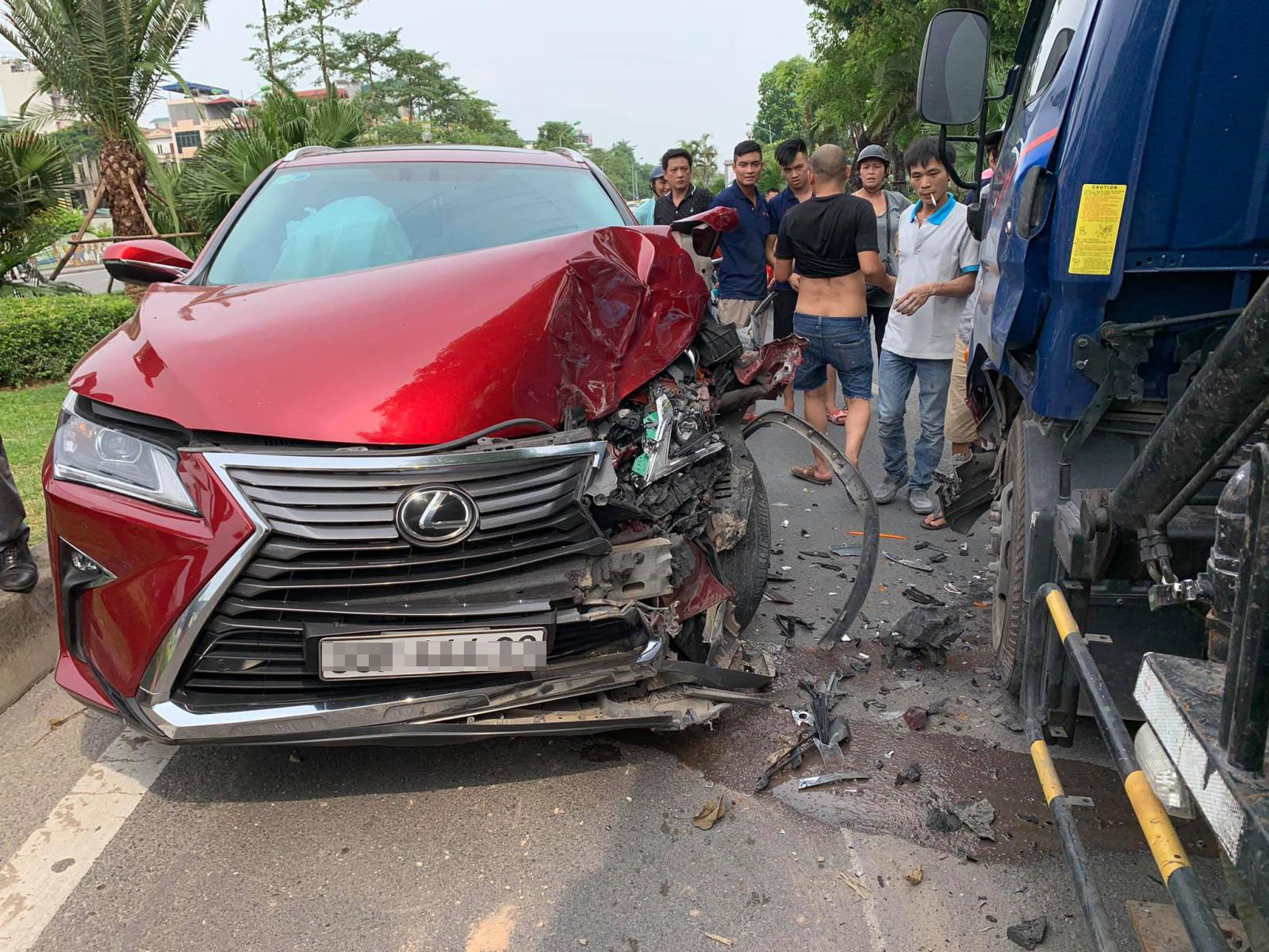 Hiện trường vụ tai nạn khiến 2 chiếc xe ô tô hư hỏng nặng phần đầu tại đường Yên Phụ, Hà Nội