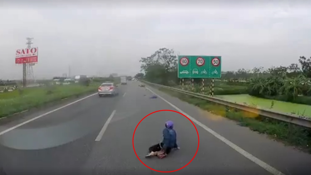 Người phụ nữ bị cướp giật t&uacute;i x&aacute;ch hoảng hồn sau vụ việc