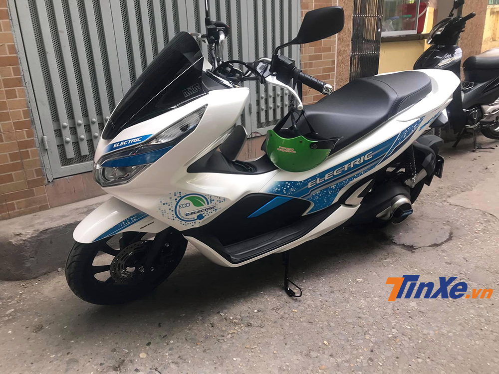 Honda PCX Electric là mẫu xe điện mang kiểu dáng xe ga của Honda Việt Nam. Nếu được ra mắt chính thức, mẫu xe này sẽ đối đầu với Vespa Elettrica và VinFast Klara ở phân khúc xe điện cao cấp.