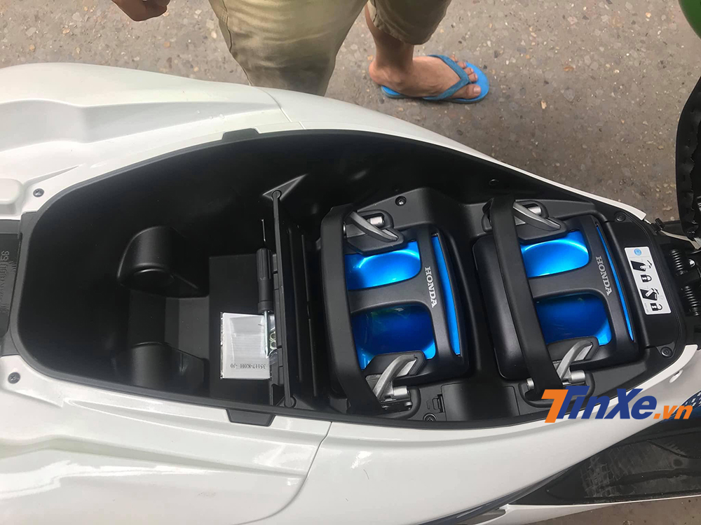 Bên dưới yên xe của Honda PCX Electric là hệ thống pin Lithium cho phép xe di chuyển được 60km sau mỗi lần sạc.