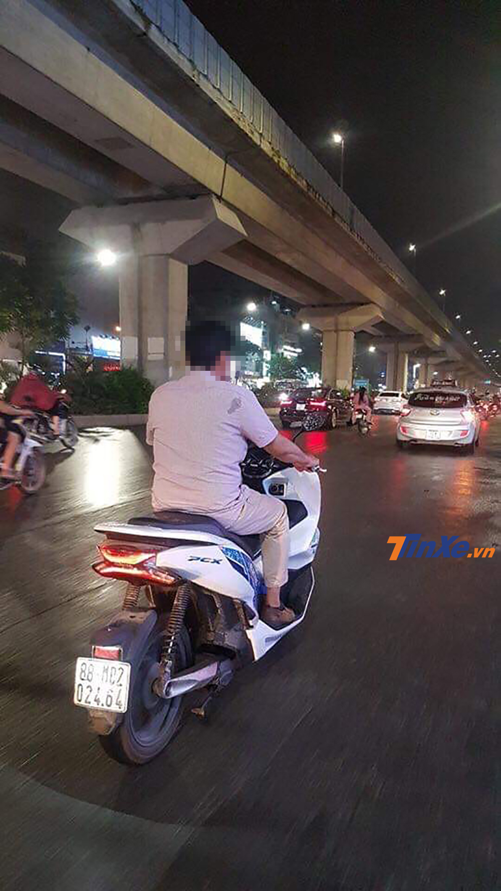 Những hình ảnh của chiếc Honda PCX Electric chạy thử trên đường phố Hà Nội.