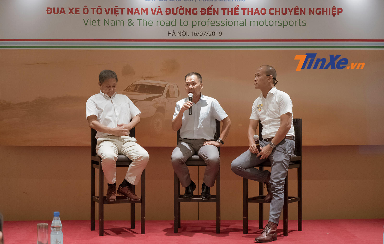 Góp mặt tại buổi họp báo ngoài ông Tadayuki còn có ông Trần Mạnh Hùng – Chủ tịch CLB Offroad Hà Nội và ông Nguyễn Thanh Hải – Trưởng BTC giải đua xe địa hình đối kháng Knock Out the King