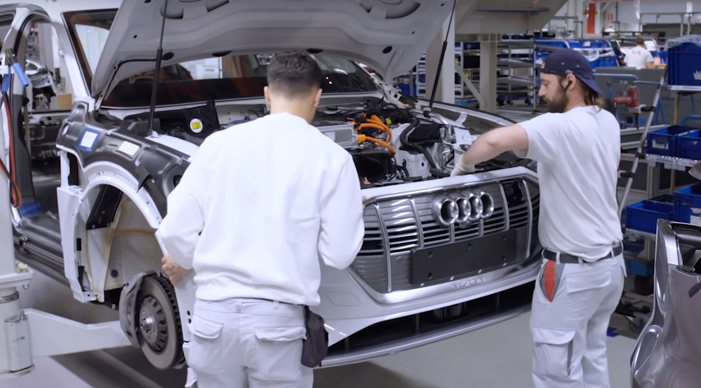H&igrave;nh ảnh từ nh&agrave; m&aacute;y sản xuất Audi e-tron tại Brussels, Bỉ