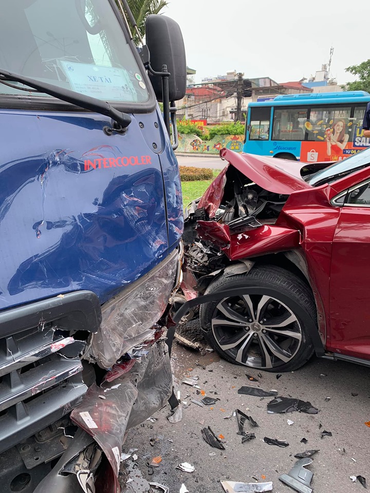 Hai chiếc xe hư hỏng nặng sau cú đâm mạnh, phần thiệt nghiêng về chiếc xe sang mang nhãn hiệu Lexus