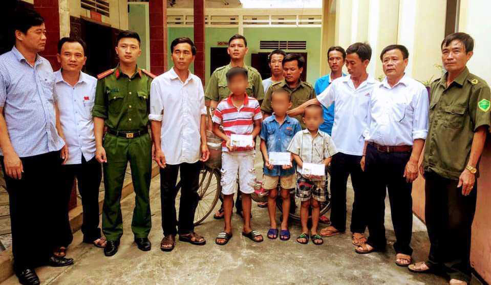 3 bé trai được Công an bàn giao về cho gia đình