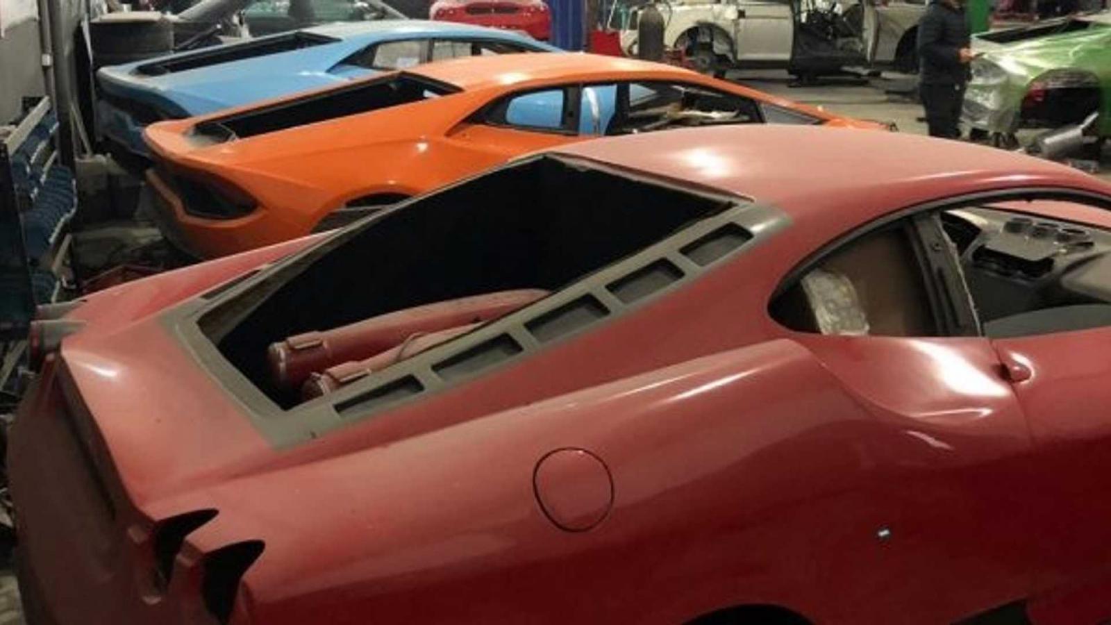 Những chiếc xe Ferrari v&agrave; Lamborghini nh&aacute;i được t&igrave;m thấy trong cơ sở sản xuất tại Brazil