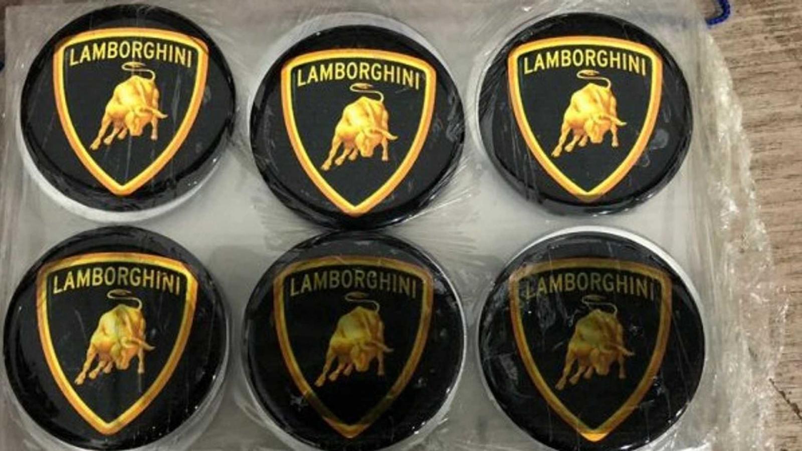 Kh&ocirc;ng thiếu logo của Lamborghini trong cơ sở sản xuất n&agrave;y