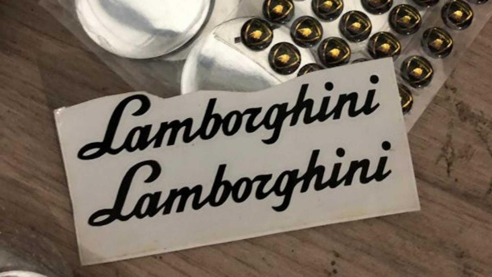Kh&ocirc;ng thiếu logo của Lamborghini trong cơ sở sản xuất n&agrave;y