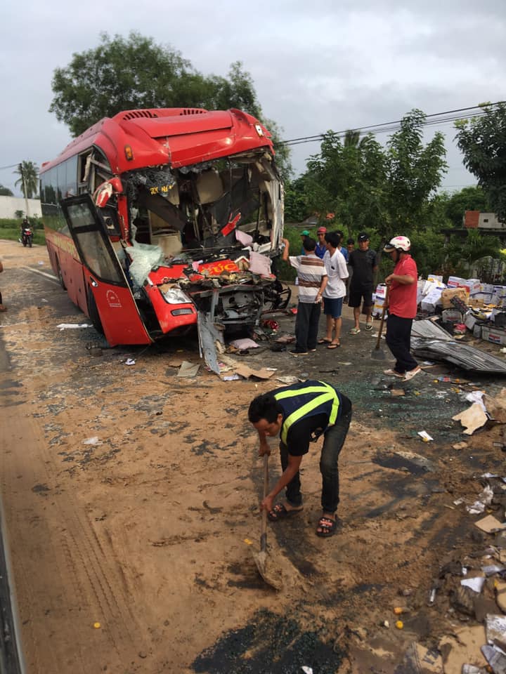 Chiếc xe kh&aacute;ch giường nằm hỏng nặng sau vụ tai nạn