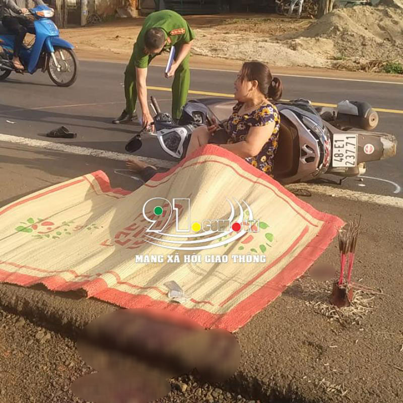 Người phụ nữ ngồi g&agrave;o kh&oacute;c b&ecirc;n thi thể chồng