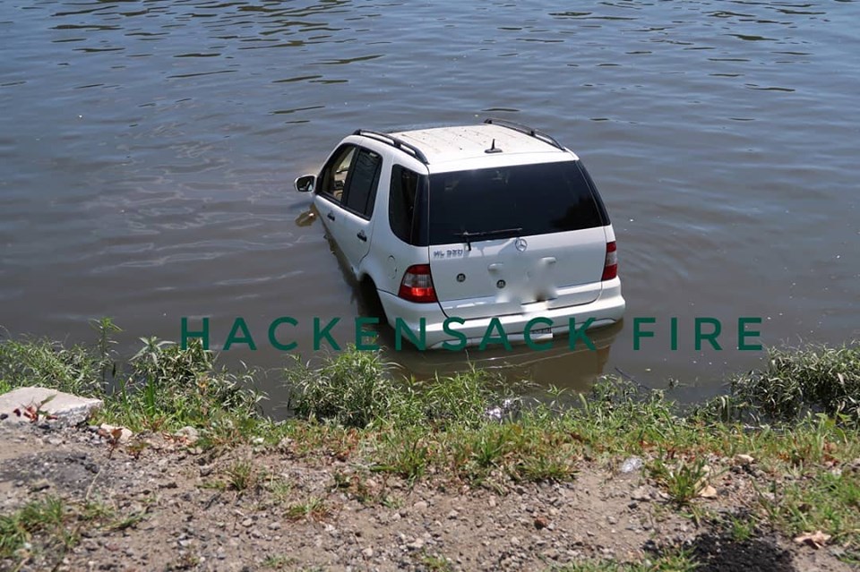 Chiếc SUV hạng sang chắc chắn đã bị hỏng khá nặng sau vụ tai nạn