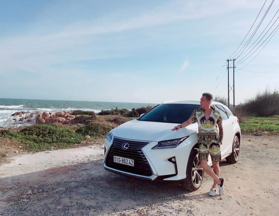 Lâm Chấn Khang cùng Lexus RX350