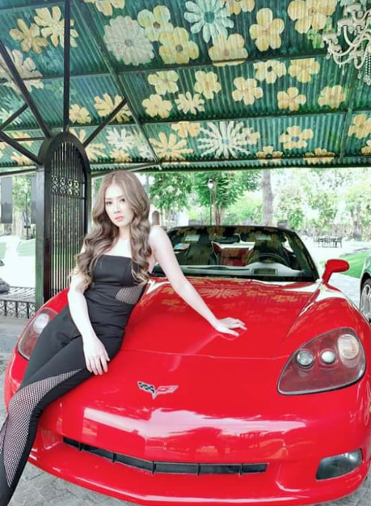 Kim Jun See chụp ảnh cùng chiếc xe thể thao Chevrolet Corvette C6 màu đỏ khi quay phim tại lâu đài ở quận 9
