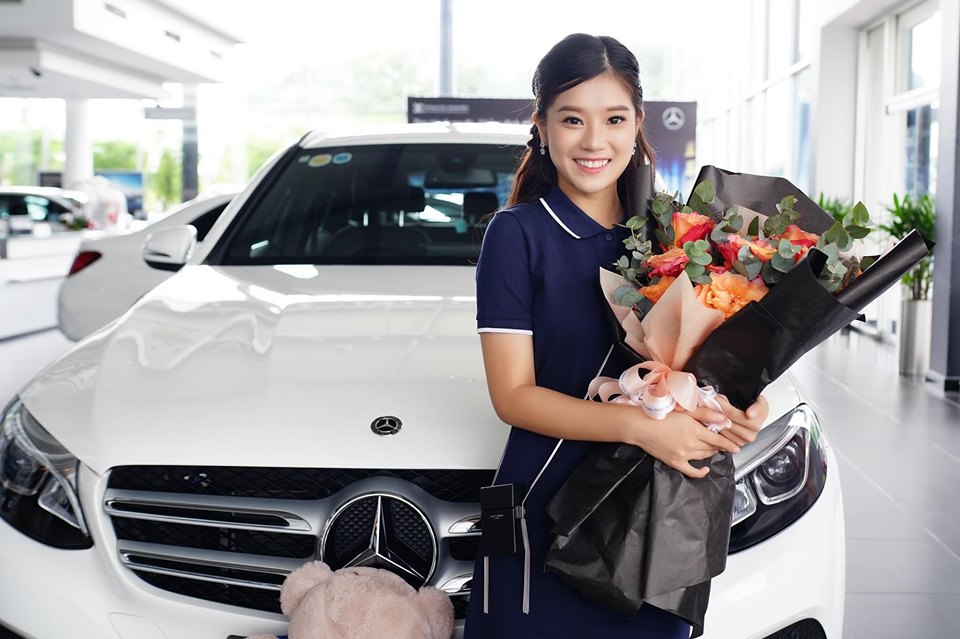 Hoàng Yến Chibi trong ngày vui nhận bàn giao chiếc Mercedes-Benz GLC 200 có giá 2 tỷ đồng