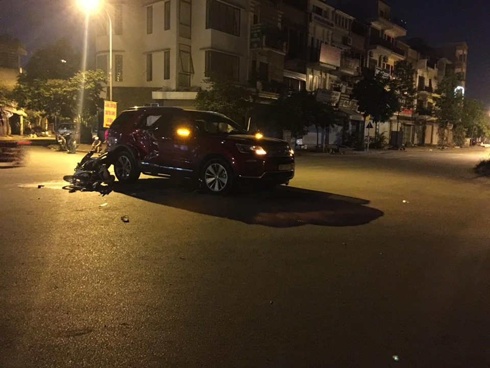 Hiện trường vụ tai nạn của Honda Wave v&agrave; xe Ford Explorer tại H&agrave; Nội