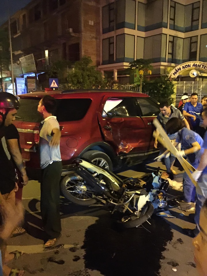 Chiếc Honda Wave t&ocirc;ng v&agrave;o b&ecirc;n h&ocirc;ng xe Ford Explorer