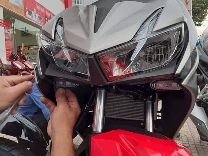 Chiếc xe khởi động cho phong trào đưa đèn xi-nhan trước vào phía trong yếm xe