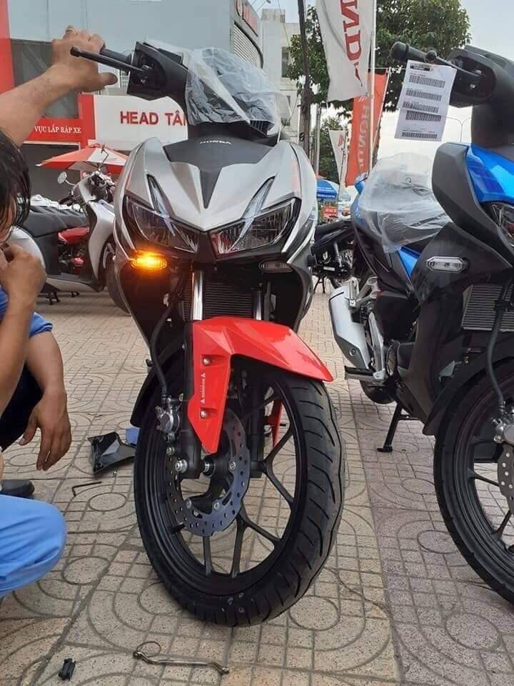 Độ lại xi nhan trước ngay khi vừa nhận xe từ cửa hàng