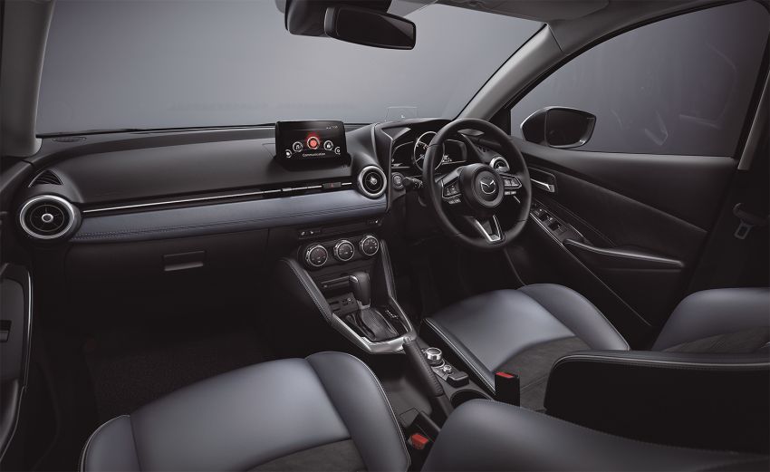 Nội thất b&ecirc;n trong Mazda2 2019 tại Nhật Bản