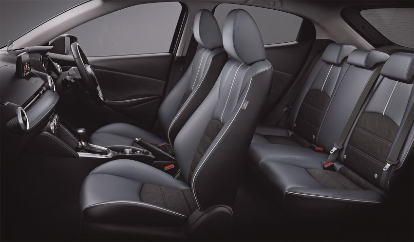 Ghế của Mazda2 2019 chỉ được bọc một phần bằng da