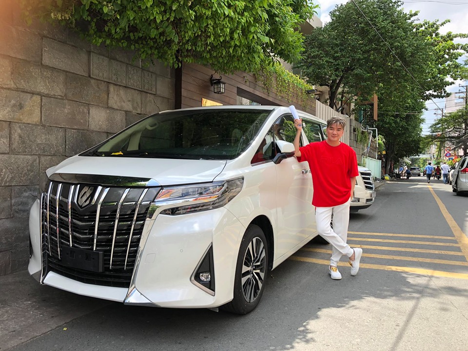 Mr. Đ&agrave;m mới chọn mua MPV hạng sang Toyota Alphard 2019