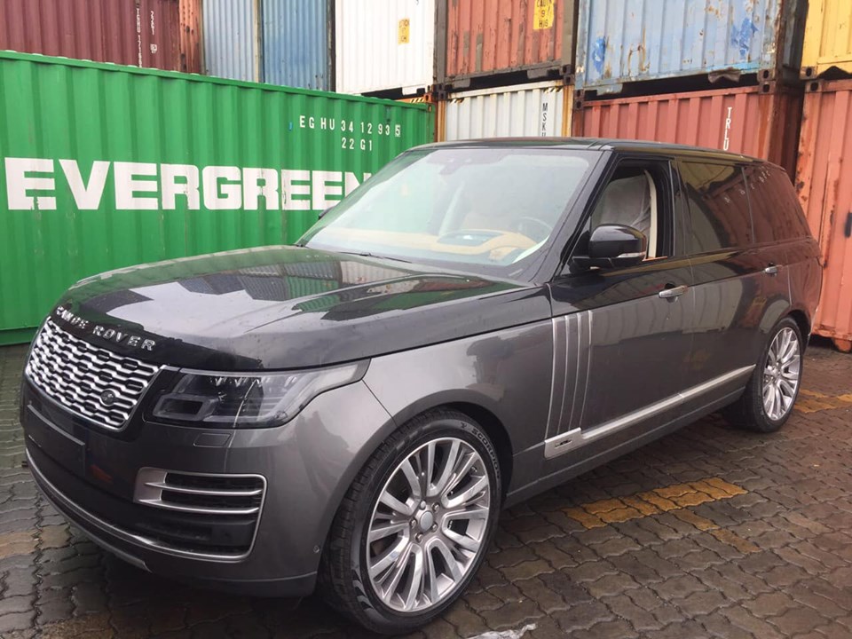 Cận cảnh vẻ đẹp của Range Rover SVAutobiography 2019 mang hai t&ocirc;ng m&agrave;u x&aacute;m l&ocirc;ng chuột v&agrave; đen b&oacute;ng