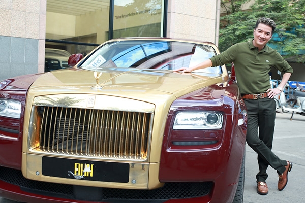 Đ&agrave;m Vĩnh Hưng c&ugrave;ng Rolls-Royce Ghost mạ v&agrave;ng