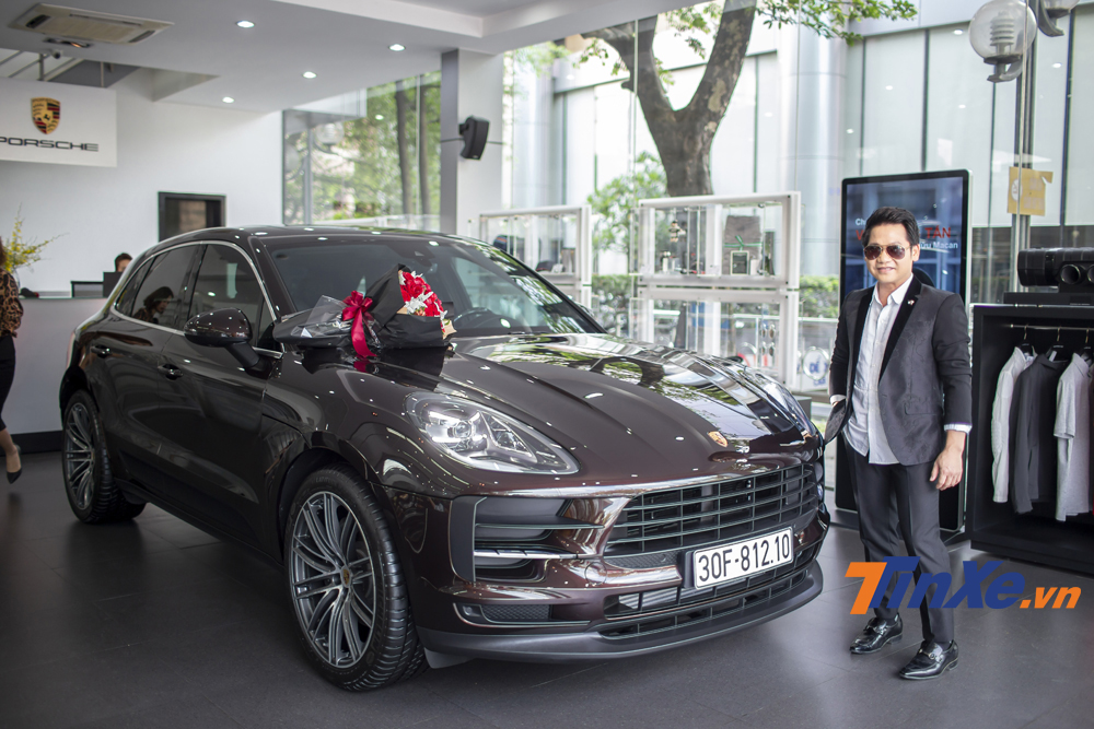 Nam ca sĩ Trọng Tấn b&ecirc;n chiếc xe Porsche Macan 2019 của m&igrave;nh.
