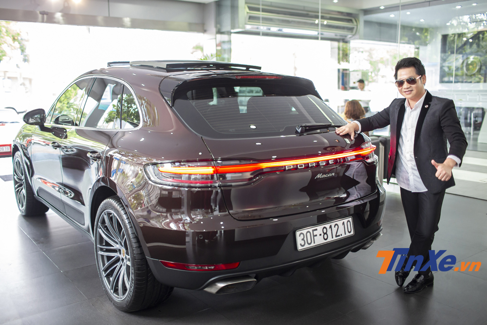 Nam ca sĩ Trọng Tấn tỏ ra h&agrave;i l&ograve;ng v&agrave; rất th&iacute;ch chiếc xe SUV thể thao hạng sang Porsche Macan 2019.